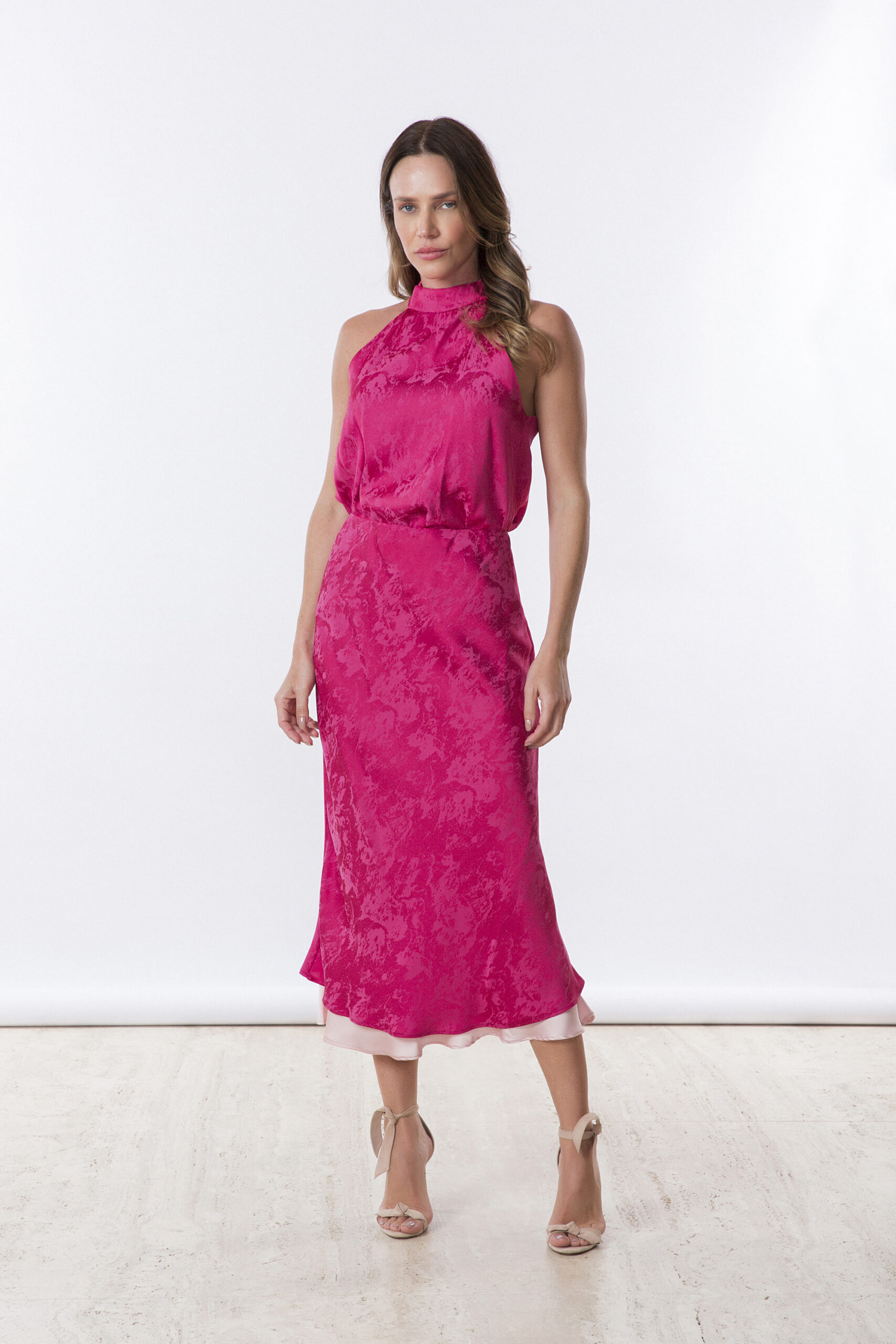 15503727939-fernanda-sonda-aw26-1949-1-1.jpg CONJUNTO SAYORI CETIM JACQUARD VERMELHO - Imagem 1